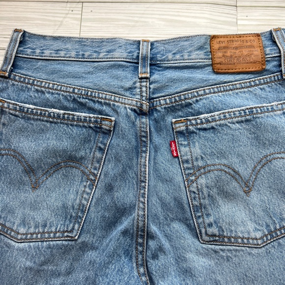 Levis Premium Wedgie Straight Jeans Womens 26 Light Blue Distressed Button Fly - Picture 8 of 14